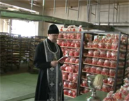 На казанских хлебокомбинатах состоялось традиционное освящение пасхальной продукции.